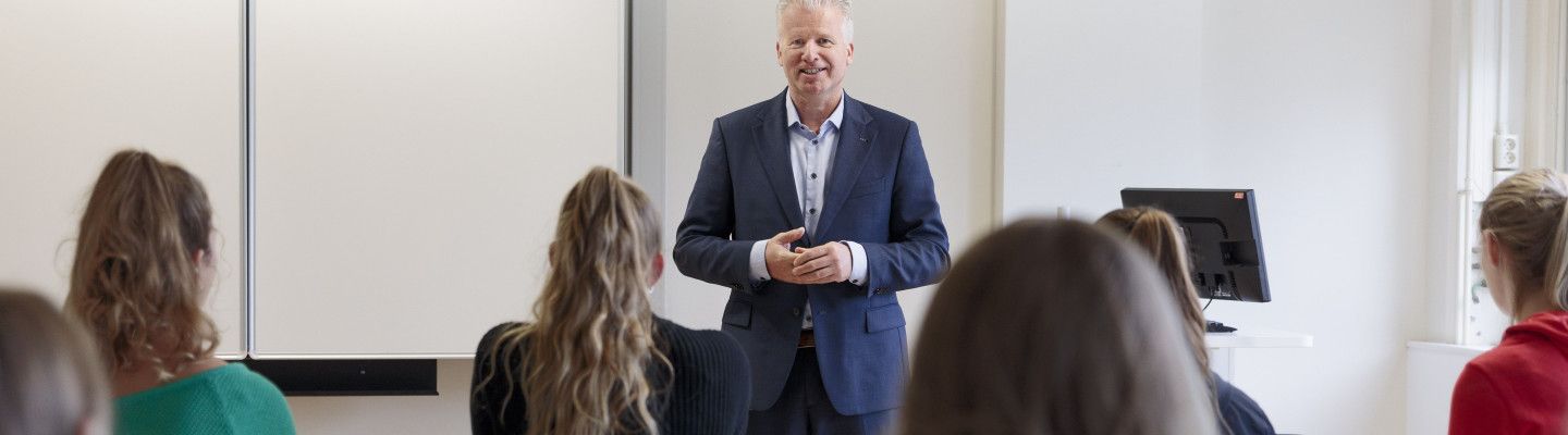 onderzoeker college studenten lezing