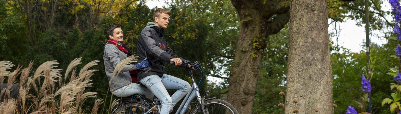 moeder en zoon op de fiets