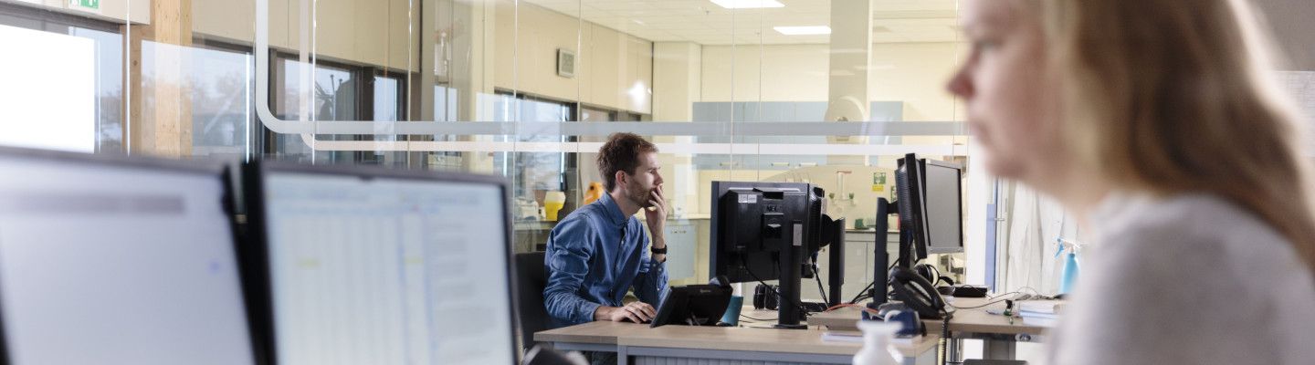 medewerker lifelines op hoofdkantoor